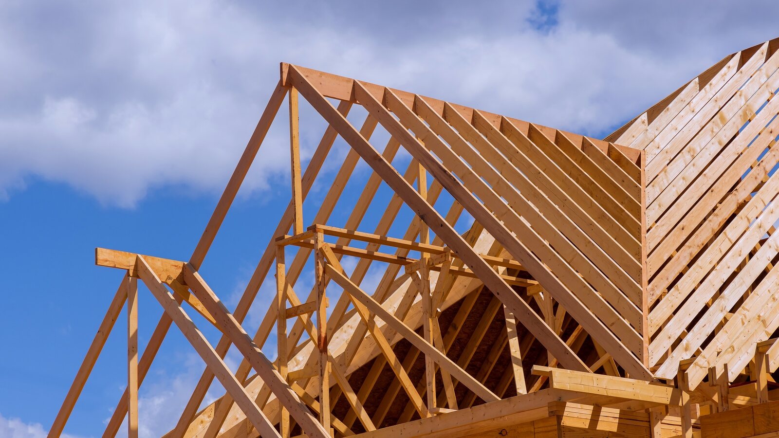 Dulgherie șarpantă din lemn de molid — construcție nouă în Baraolt