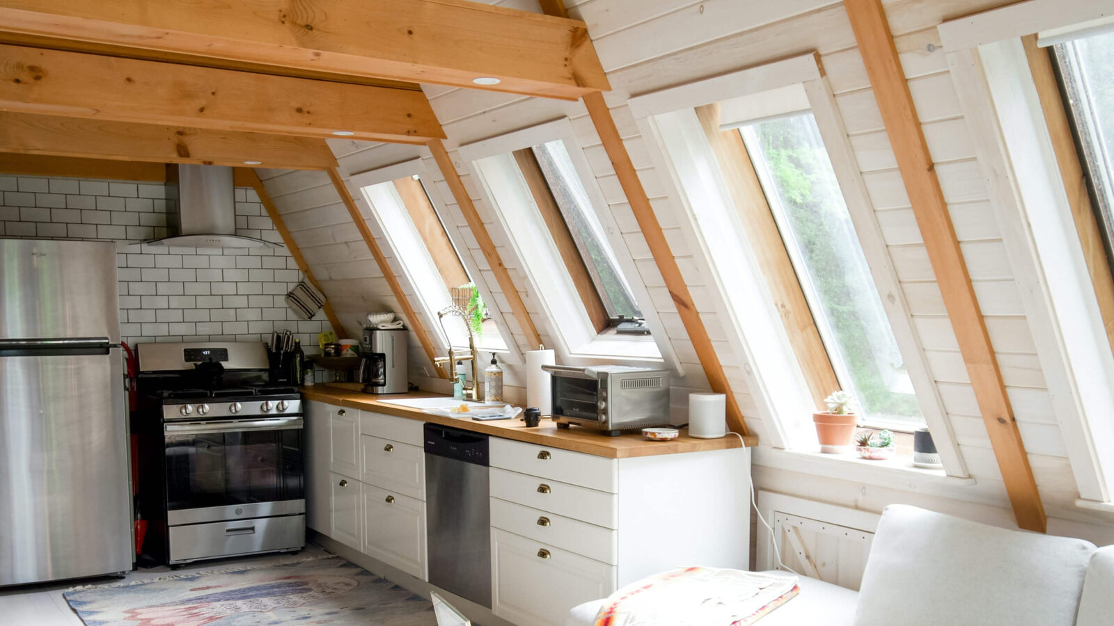 Mansardă amenajată cu izolație și ferestre Velux în Baraolt