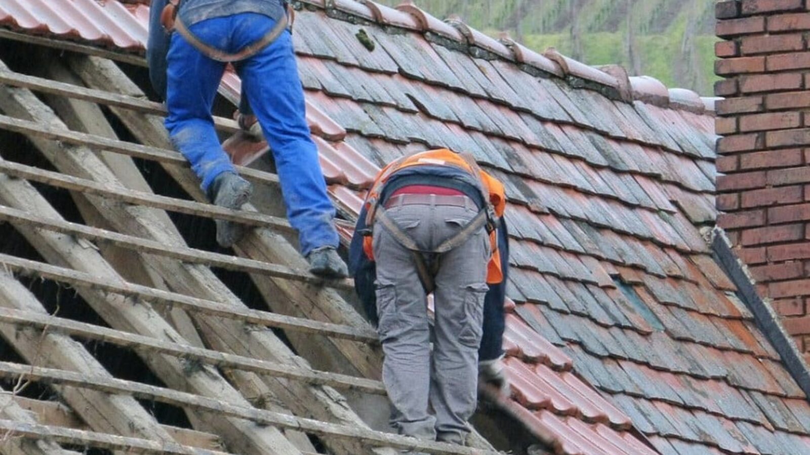 Echipă InlocuireAcoperiș efectuând reparații pe acoperiș în Bechet